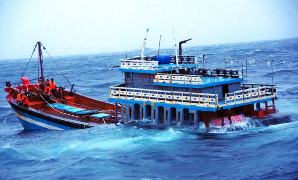 Tàu cá Quảng Nam bị lốc xoáy đánh chìm, 14 ngư dân mất tích -0