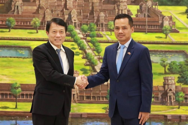 Deputy Minister Luong Tam Quang visits Cambodia, meeting with senior local officials - 0