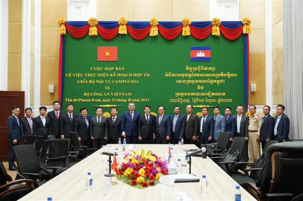 Deputy Minister Luong Tam Quang visits Cambodia, meeting with senior local officials -0