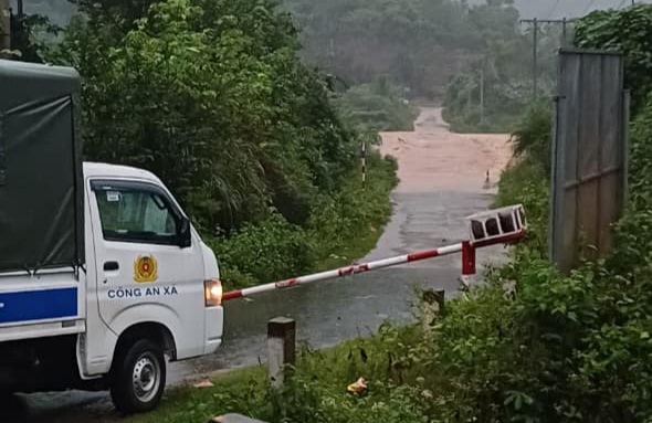 Nhiều điểm bị ngập lụt, Quốc lộ 15D đi Cửa khẩu quốc tế La Lay bị sạt lở nghiêm trọng  -0