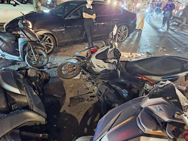 Ô tô tông hàng loạt xe gắn máy đang chờ đèn đỏ, 3 người nhập viện -0