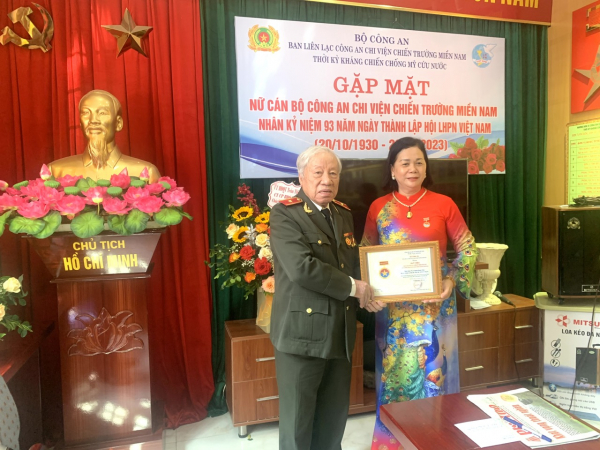Gặp mặt chúc mừng các nữ Công an chi viện chiến trường miền Nam nhân Ngày phụ nữ Việt Nam -0