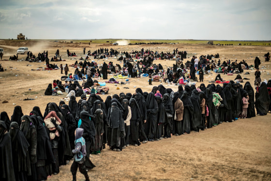 phụ nữ và trẻ em xếp hàng dài trước trạm kiểm soát của người kurd.jpg -0