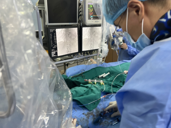 Lần đầu tiên bác sĩ Việt Nam thay van trong van động mạch chủ -0