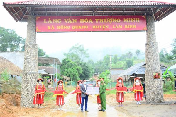 Vị già làng mang sắc phục Công an ở Thượng Minh -0