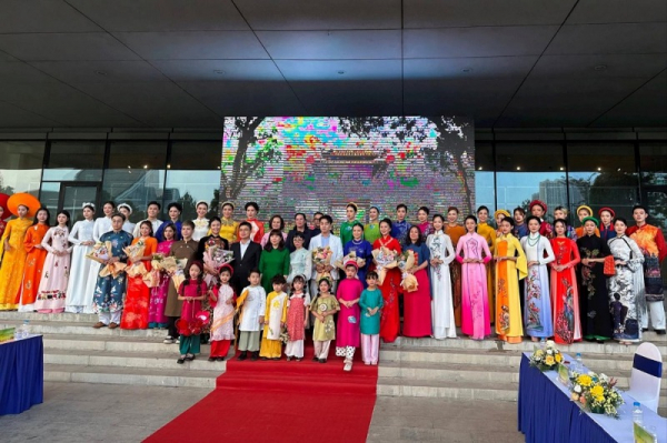 Beautiful Ao dai parade to get underway in Hanoi in late October -0