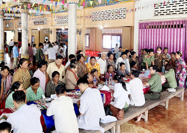 Công an tỉnh An Giang thăm khám, cấp thuốc miễn phí, tặng quà cho 600 người dân Campuchia -1