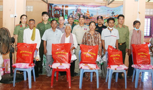 Công an tỉnh An Giang thăm khám, cấp thuốc miễn phí, tặng quà cho 600 người dân Campuchia -1