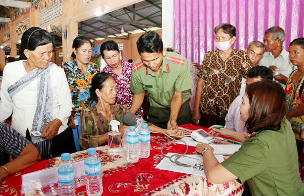 Công an tỉnh An Giang thăm khám, cấp thuốc miễn phí, tặng quà cho 600 người dân Campuchia -0