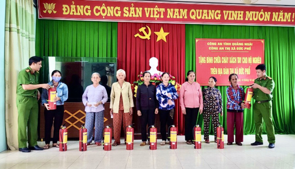 Quảng Ngãi tích cực vận động, tặng bình chữa cháy cho hộ nghèo -0