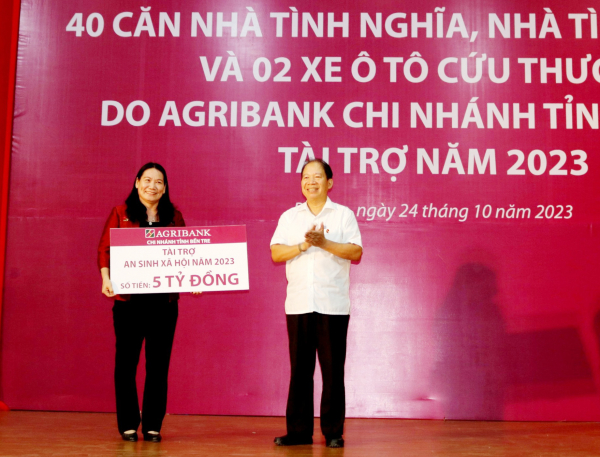 Agribank Bến Tre tài trợ 40 căn nhà tình nghĩa, 2 xe cứu thương cho tỉnh Bến Tre -0