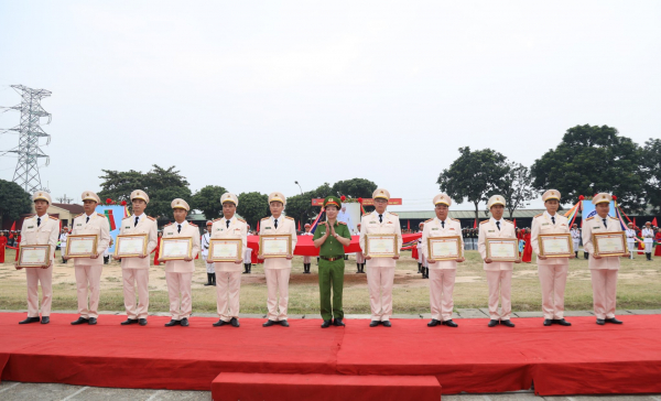 Trung đoàn Cảnh sát cơ động Thủ đô đón nhận Huân chương Bảo vệ Tổ quốc hạng Ba -0