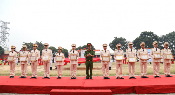 Trung đoàn Cảnh sát cơ động Thủ đô đón nhận Huân chương Bảo vệ Tổ quốc hạng Ba -0