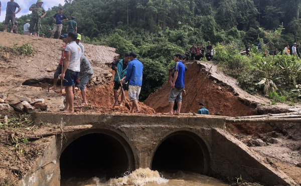 Mưa lũ cuốn trôi đường giao thông ở huyện miền núi của Quảng Trị -0