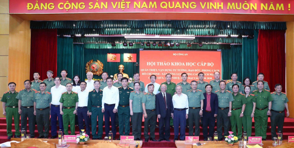 Vận dụng tư tưởng, đạo đức, phong cách Hồ Chí Minh trong công tác xây dựng lực lượng CAND -0