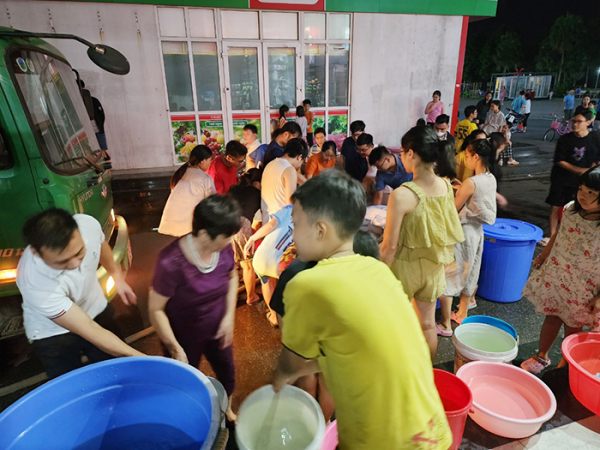 Người dân Thanh Hà vẫn e ngại sử dụng nước được cấp -0