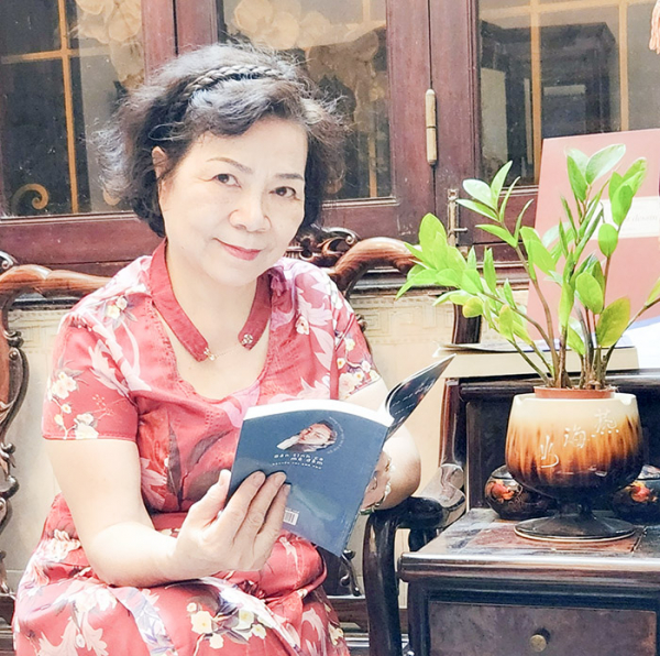 Nhà văn Nguyễn Thị Anh Thư: Cây bút nữ lịch lãm và hài hước -1