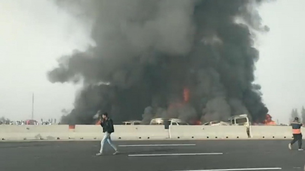 Tai nạn xe liên hoàn trên cao tốc Ai Cập khiến gần 100 người thương vong -0