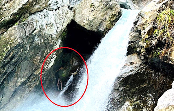 Cứu du khách Nga tắm thác bị rơi vào hốc đá -0