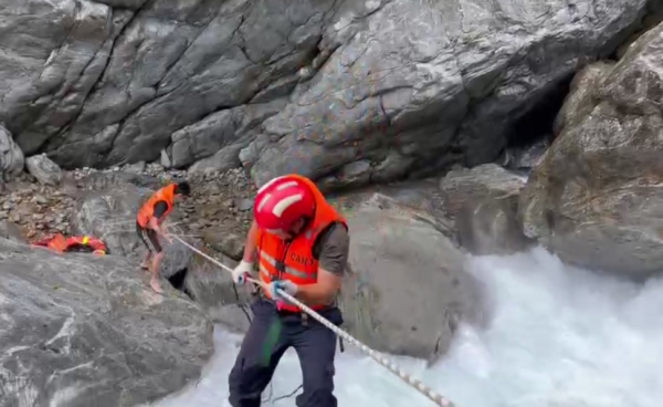 Cứu du khách Nga tắm thác bị rơi vào hốc đá -0
