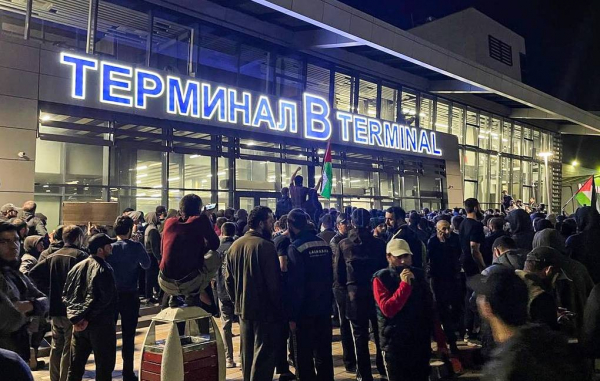 Đám đông xông vào sân bay Nga, bao vây máy bay đến từ Israel -0
