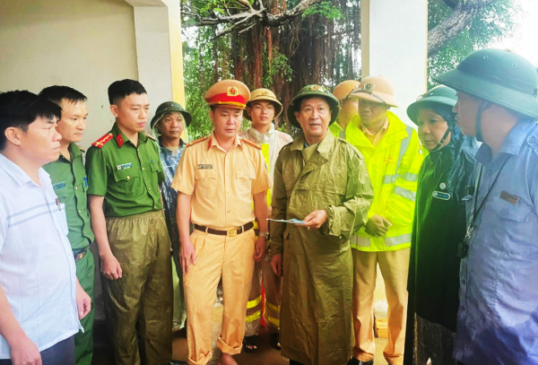 Khắc phục sự cố sạt lở đất đá tuyến đường sắt Bắc - Nam đoạn qua huyện Vũ Quang -0