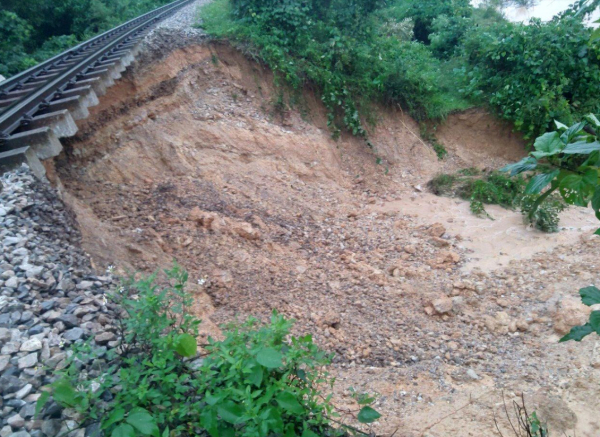 Khắc phục sự cố sạt lở đất đá tuyến đường sắt Bắc - Nam đoạn qua huyện Vũ Quang -1