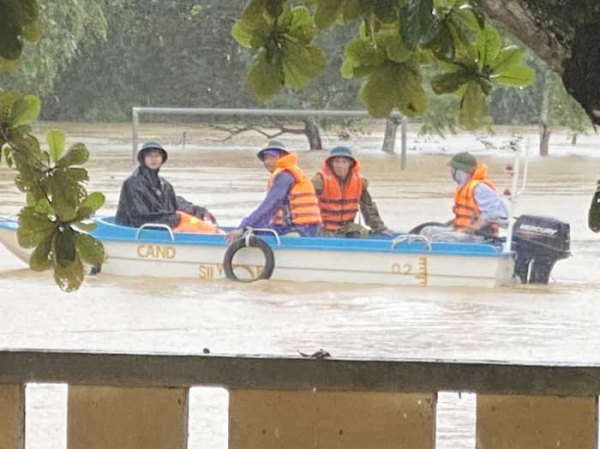 Nỗ lực ứng cứu dân trong mưa lũ -2