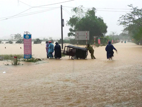 Lũ lụt cô lập nhiều địa phương ở Hà Tĩnh, 3 người chết và mất tích -0