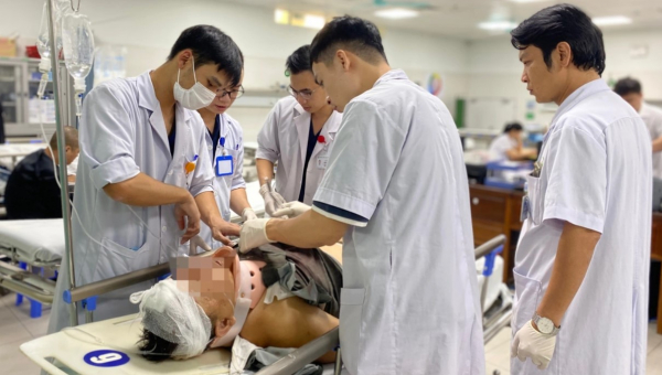 Bệnh viện Việt Đức đang cố gắng cứu chữa cho nạn nhân nặng nhất vụ TNGT ở Lạng Sơn -0