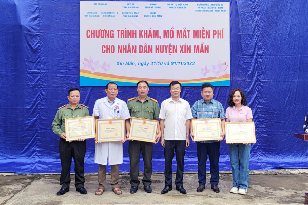 Khám mổ mắt cho 120 bênh nhân nghèo ở huyện Xín Mần -0
