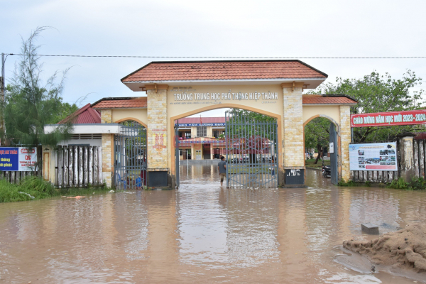 Ngôi trường thường xuyên chìm trong nước do triều cường -0