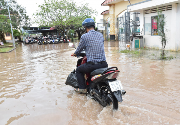 Ngôi trường thường xuyên chìm trong nước do triều cường -5
