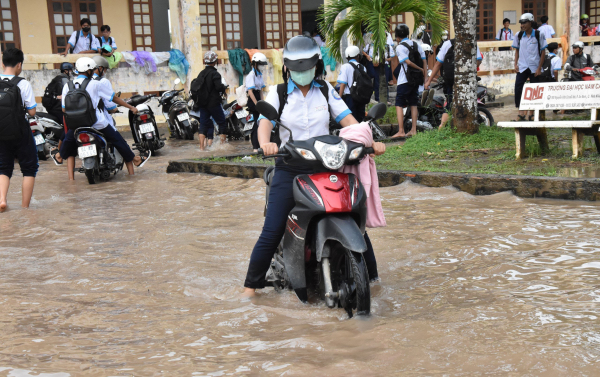 Ngôi trường thường xuyên chìm trong nước do triều cường -6