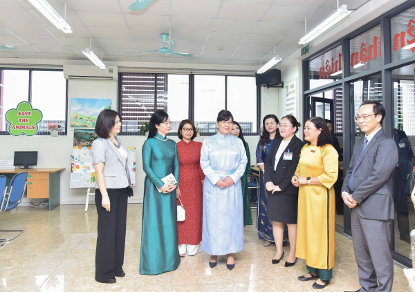 Phu nhân Tổng thống Mông Cổ thăm Trường Tiểu học Chu Văn An -0