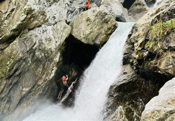 Local police successfully rescue foreign tourist stuck at a fast-running waterfall -0