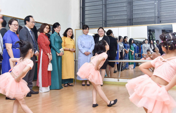 Phu nhân Tổng thống Mông Cổ thăm Trường Tiểu học Chu Văn An -1
