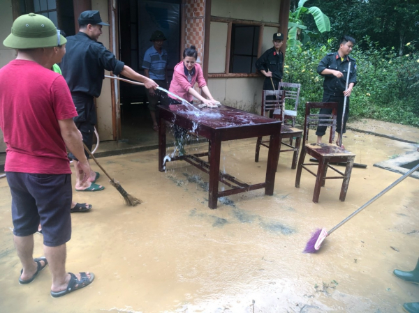   Hơn 200 Cảnh sát cơ động giúp nhân dân khắc phục hậu quả lũ lụt -0