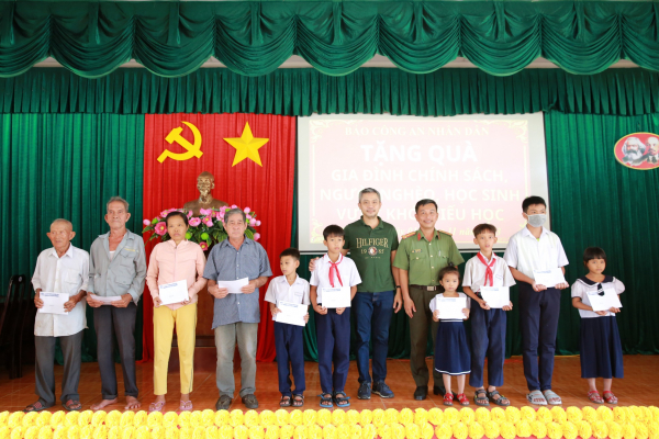 Báo CAND trao tặng quà gia đình chính sách, học sinh nghèo quê hương Đất Đỏ anh hùng -0