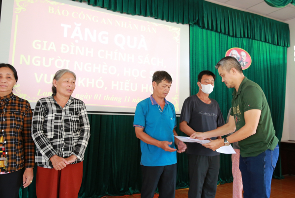 Báo CAND trao tặng quà gia đình chính sách, học sinh nghèo quê hương Đất Đỏ anh hùng -0
