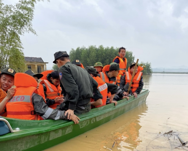   Hơn 200 Cảnh sát cơ động giúp nhân dân khắc phục hậu quả lũ lụt -0