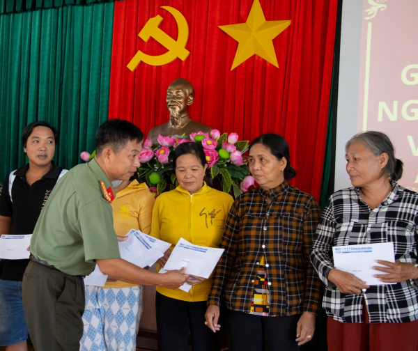 Báo CAND trao tặng quà gia đình chính sách, học sinh nghèo quê hương Đất Đỏ anh hùng -1