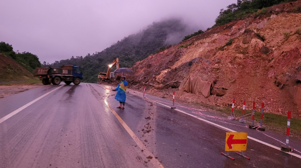 Tuyến cao tốc La Sơn – Túy Loan sạt lở do mưa lớn -0