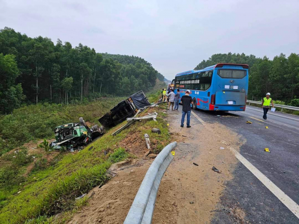 Cứu nạn trên cao tốc Cam Lộ - La Sơn,  ô tô con bị xe khách tông khiến 2 người bị thương -0