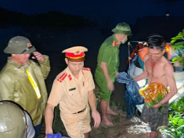Bộ trưởng Nguyễn Văn Thắng gửi thư cảm ơn lực lượng vũ trang cứu 9 công nhân bị cô lập do mưa lũ -0