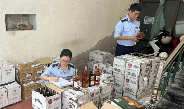  Phát hiện bắt giữ gần 1.000 chai rượu ngoại nhập lậu -0