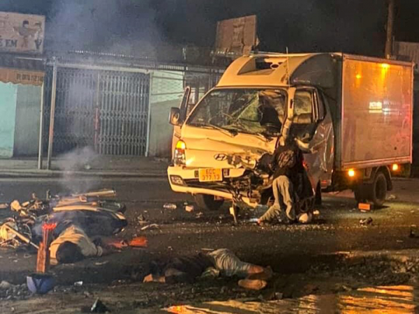 Xe tải va chạm với xe máy chở 4 người lúc rạng sáng khiến 3 người tử vong -0