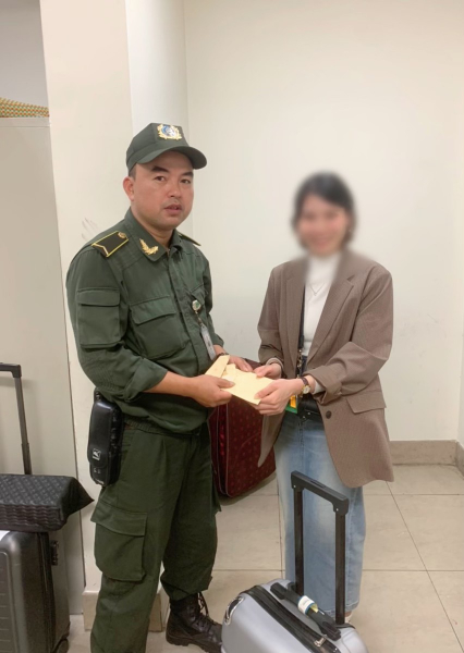 Nhiều khách “lơ đễnh” quên túi đồ chứa  vàng, tiền tại sân bay Nội Bài -0