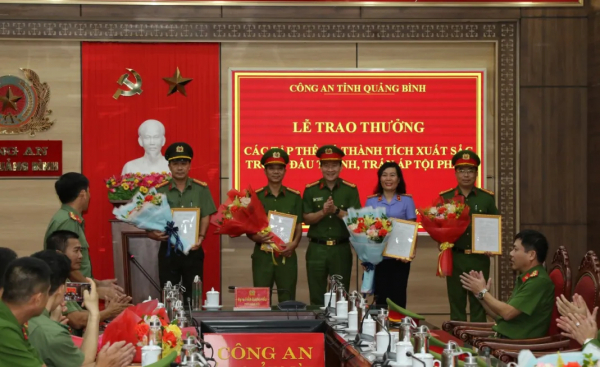 Trao thưởng của Bộ Công an cho các đơn vị có thành tích xuất sắc của Công an Quảng Bình -0