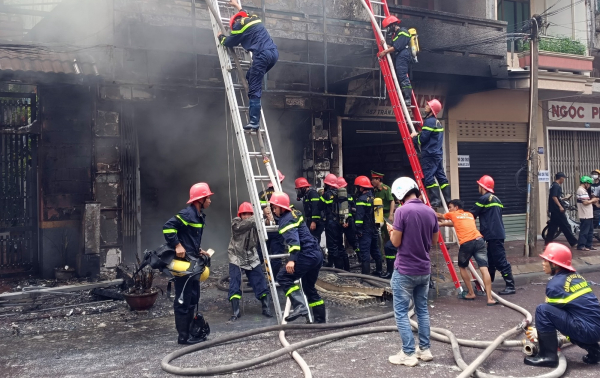 Nhanh chóng khống chế vụ cháy nhà 3 tầng để ở kết hợp kinh doanh tại Bình Định -0